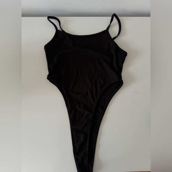 SHEIN SXY WOMENS SOLID COLOR SLIM FIT STRAP BODYSUIT IN BLACK SIZE SMALL NWOT - Picture 6 of 10